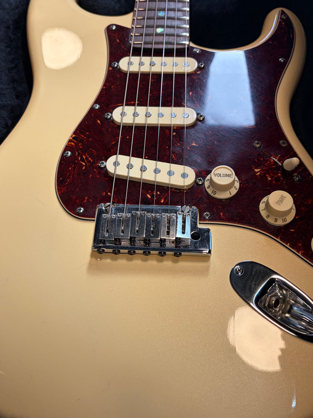 Fender American Deluxe Stratocaster - kremowy, SSS