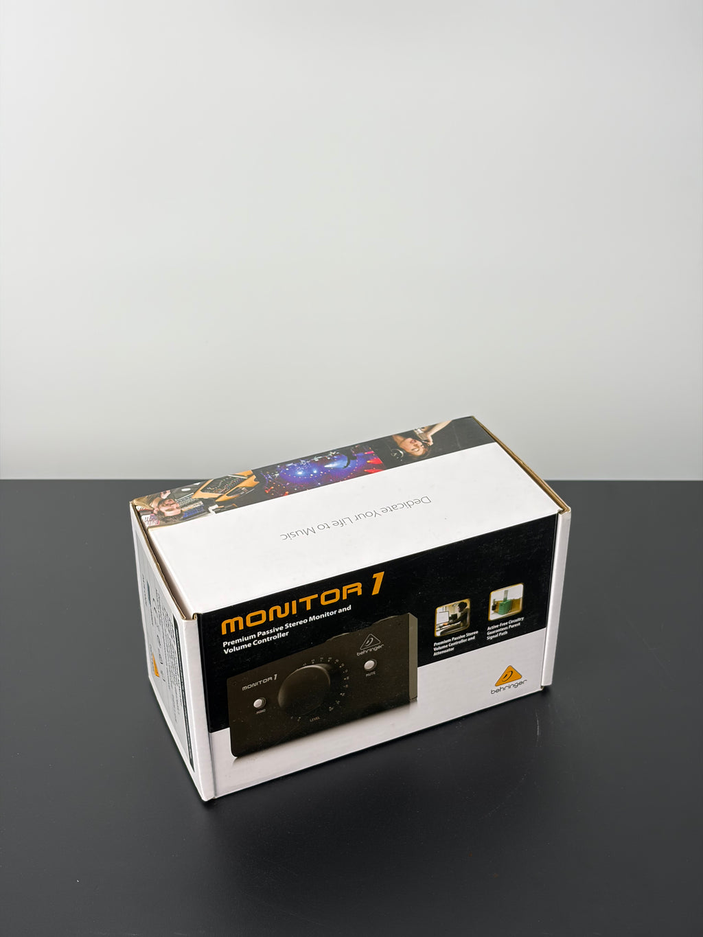 Behringer Monitor1