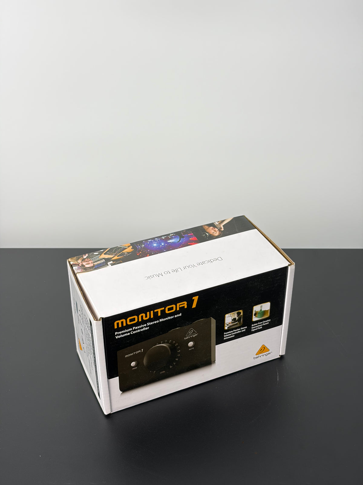Behringer Monitor1